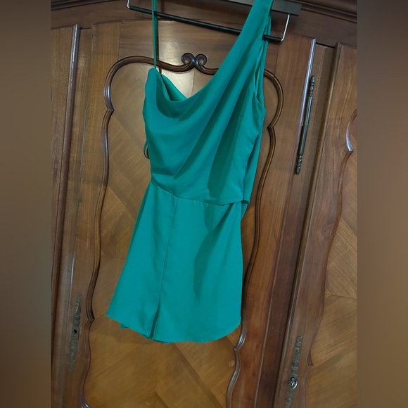 Superdown One-Shoulder Aimey Green Romper sized Medium #1032 - Picture 2 of 6